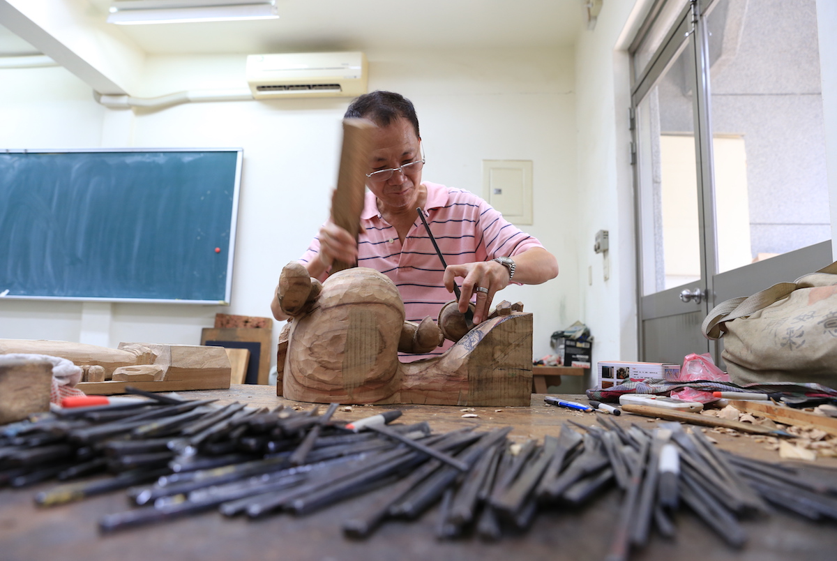 台灣藝術雕刻之家 洪耀輝師傅正專心雕刻作品。 | 甘樂文創 | 甘之如飴，樂在其中