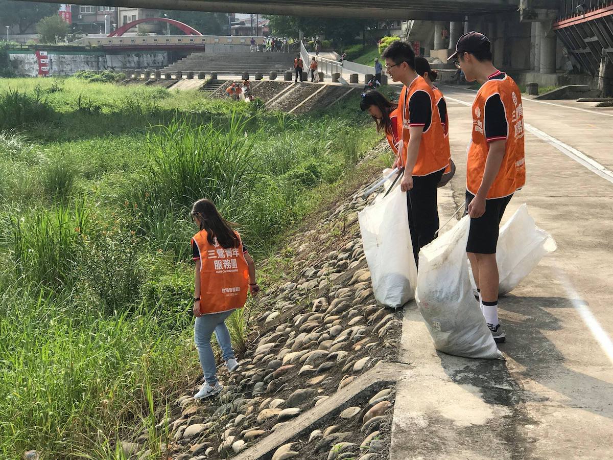 Special Appreciation｜DBS Bank  Weather: Sunny  Number of people: 22  Hours: 1hrs  Achievements: 6 bags of garbage, a tattered bicycle  | Taipei Cultural experience | CAN Culture