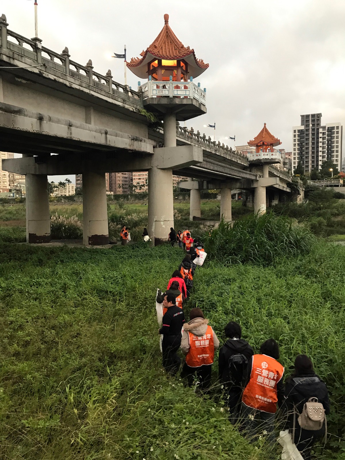 Every month, employees from DBS Bank are encouraged to come to Sanxia to hold volunteer days to protect the land and support local social enterprises. Weather: Cloudy  Number of people: 42  Hours: 1hrs  Achievements: 8 bags of garbage and a tattered sofa  | Taipei Cultural experience | CAN Culture