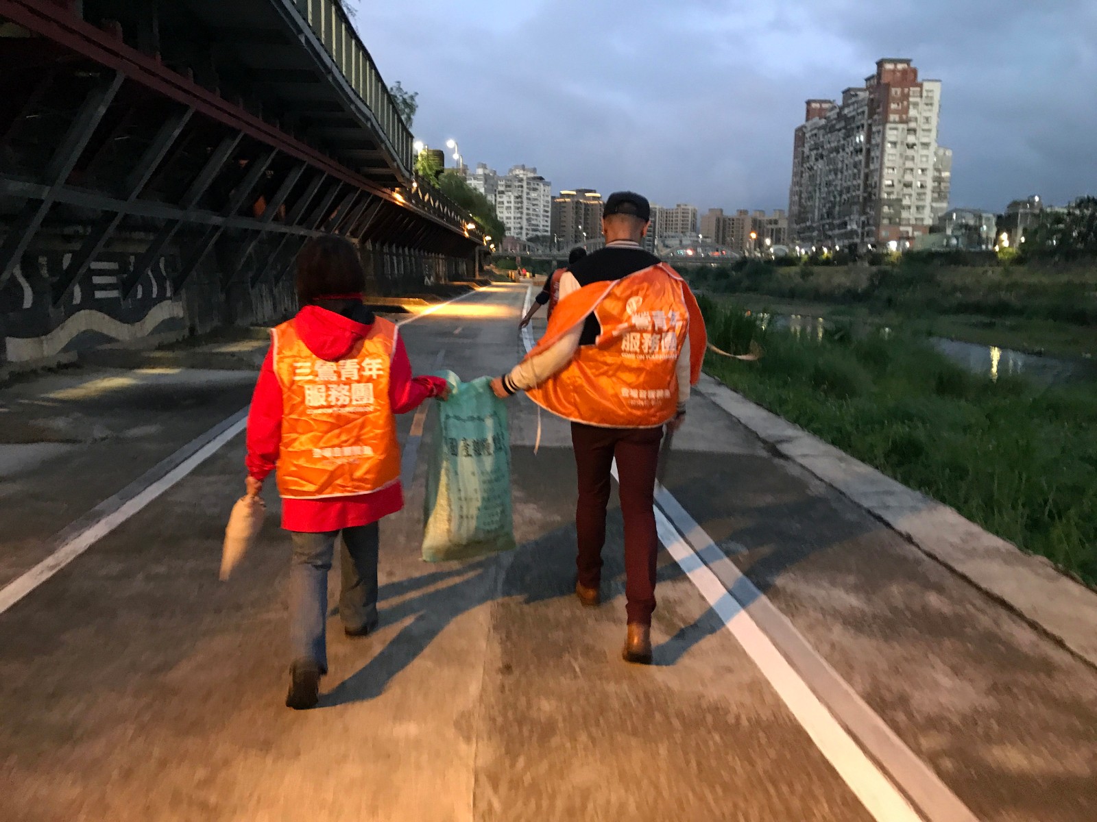 Every month, employees from DBS Bank are encouraged to come to Sanxia to hold volunteer days to protect the land and support local social enterprises. Weather: Cloudy  Number of people: 42  Hours: 1hrs  Achievements: 8 bags of garbage and a tattered sofa  | Taipei Cultural experience | CAN Culture