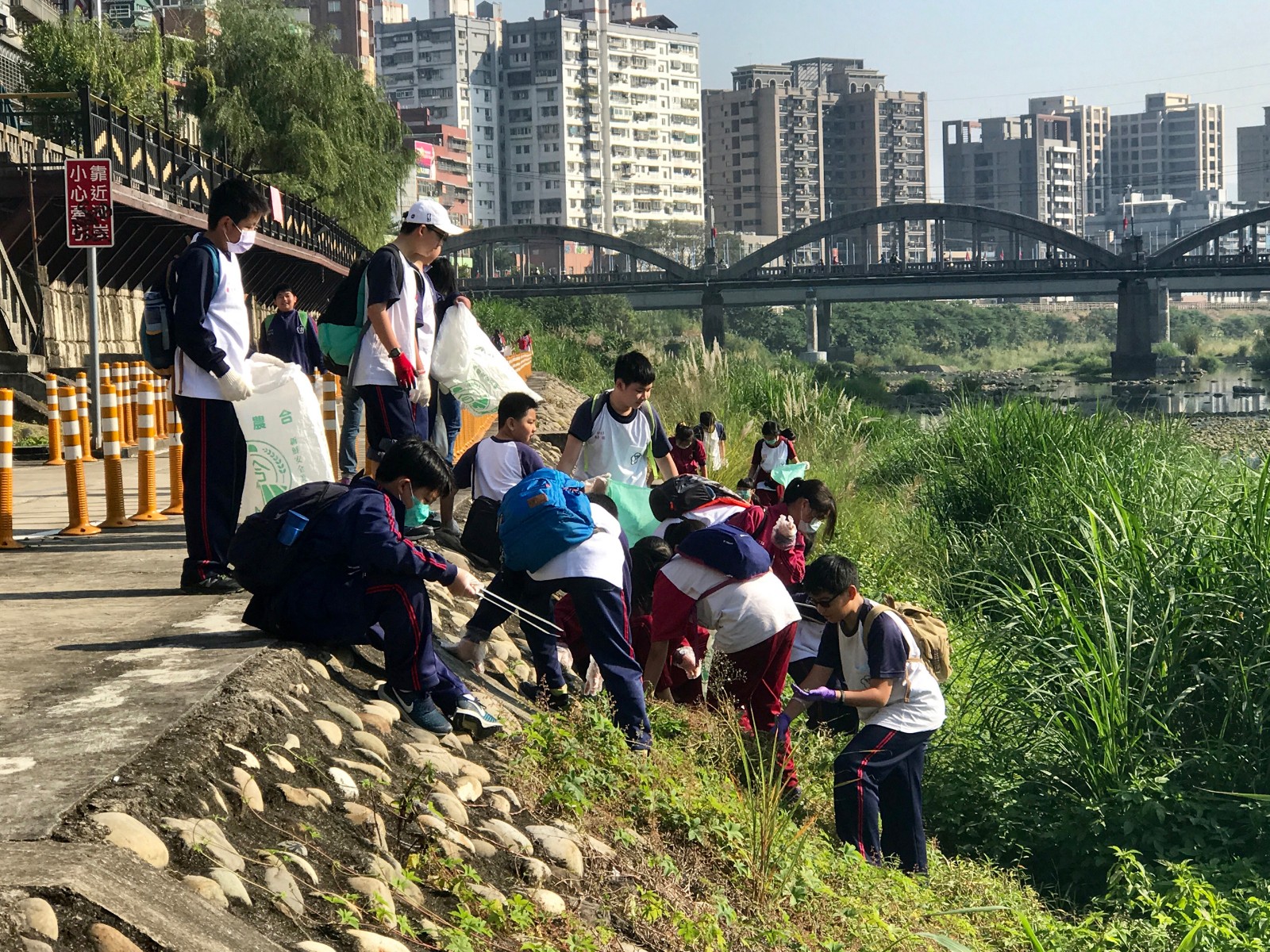 Special Appreciation｜Sanxia Junior High School  Weather: Sunny  Number of people: 84  Hours: 1hrs  Achievements: 14 bags of garbage, a tattered sofa  | Taipei Cultural experience | CAN Culture