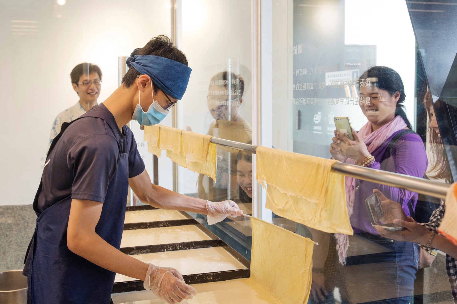 cultural experiencing activities are planned for tourists to sense the local artistic and cultural aesthetics as well as the vitality of the community through the visits and DIY experiences. | Taipei Cultural experience | CAN Culture