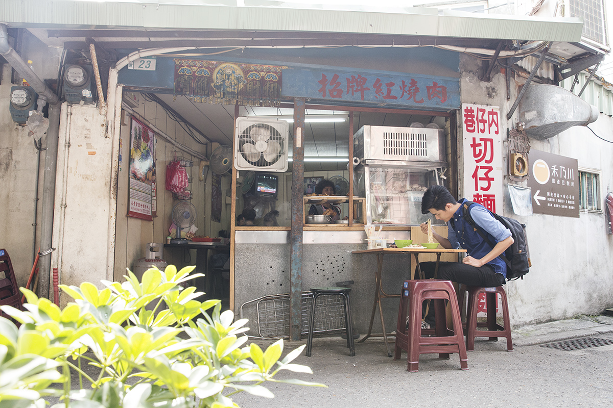 Han-A-Lai does not have a glamorous sign or wide space. It is just a simple store with several old vintage style tables and chairs.  | Taipei Cultural experience | CAN Culture