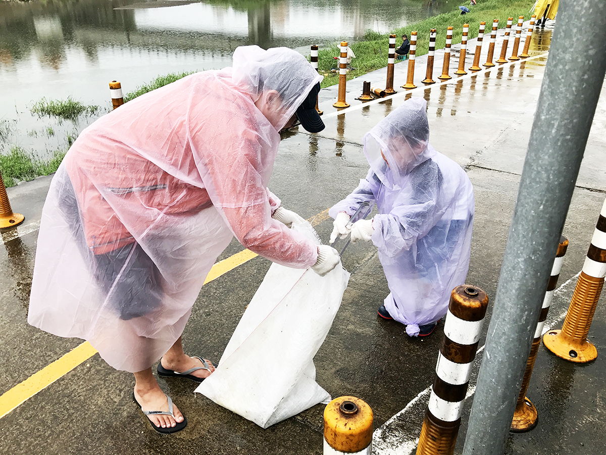 從這樣的生態旅行探索，可以親眼見證生態失去平衡，把環境保護以及生態課程帶出教室走進自然，也在過程中建立團隊默契互相照顧的團隊精神，一個人的力量很小，但是從自己做起，漸漸的影響身邊的人，一點一滴地累積，在未來期待可以慢慢看見改變的樣子。 | 甘樂文創 | 甘之如飴，樂在其中