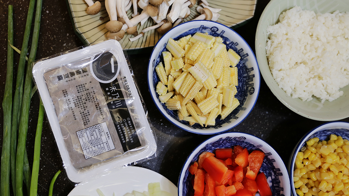 蔬菜豆腐豆漿燉飯｜需要準備的食材有 | 01 隔夜飯（1碗）  02 蛋（1顆）  03 紅甜椒（半顆）  04 豆漿（1杯）  05 玉米（1/3罐）  06 豆腐（半盒）  07 紅禧菇（1包）  08 玉米筍（5支）  09 洋蔥（半顆） | 禾乃川國產豆製所 | 改變生命的豆漿店