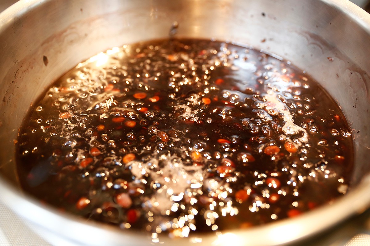 步驟五：最後來煮黑豆甜湯，黑豆前一晚要先泡水六小時，再把紅糖加上熱水煮滾！  步驟六：最後裝飾點綴，就完成了！自己動手做做看！ | 禾乃川國產豆製所 | 改變生命的豆漿店