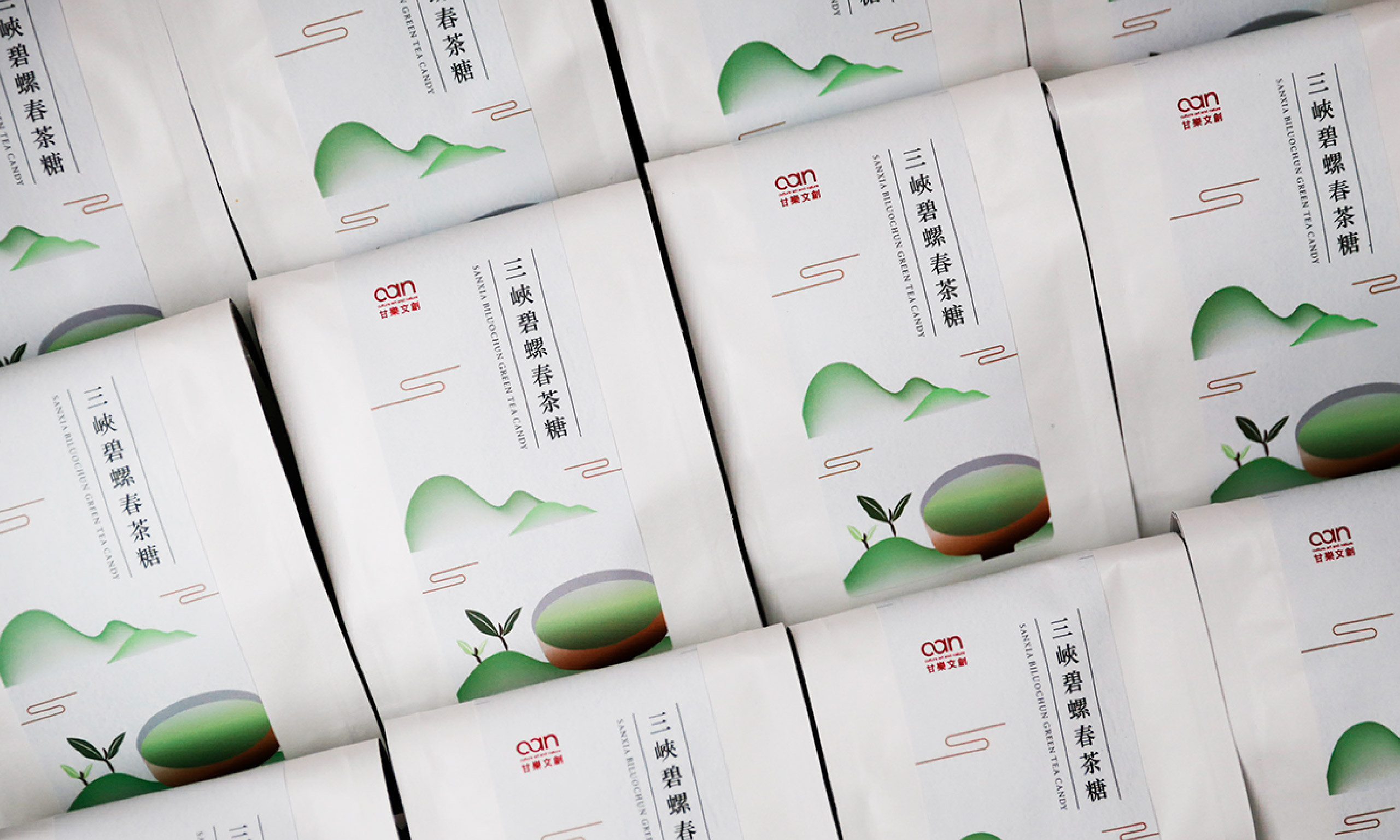 嚴選的碧螺春茶所製成的糖,是精心手摘挑選茶葉,帶著濃郁的碧螺春茶香!在海拔200公尺丘陵有機茶園的礫質與砂質壤土上,凝聚了春日的嫩翠芬芳和時雨,所以有著獨特的甘甜清香。 | 甘樂文創 | 甘之如飴,樂在其中 嚴選的碧螺春茶所製成的糖,是精心手摘挑選茶葉,帶著濃郁的碧螺春茶香!在海拔200公尺丘陵有機茶園的礫質與砂質壤土上,凝聚了春日的嫩翠芬芳和時雨,所以有著獨特的甘甜清香。 | 甘樂文創 | 甘之如飴,樂在其中