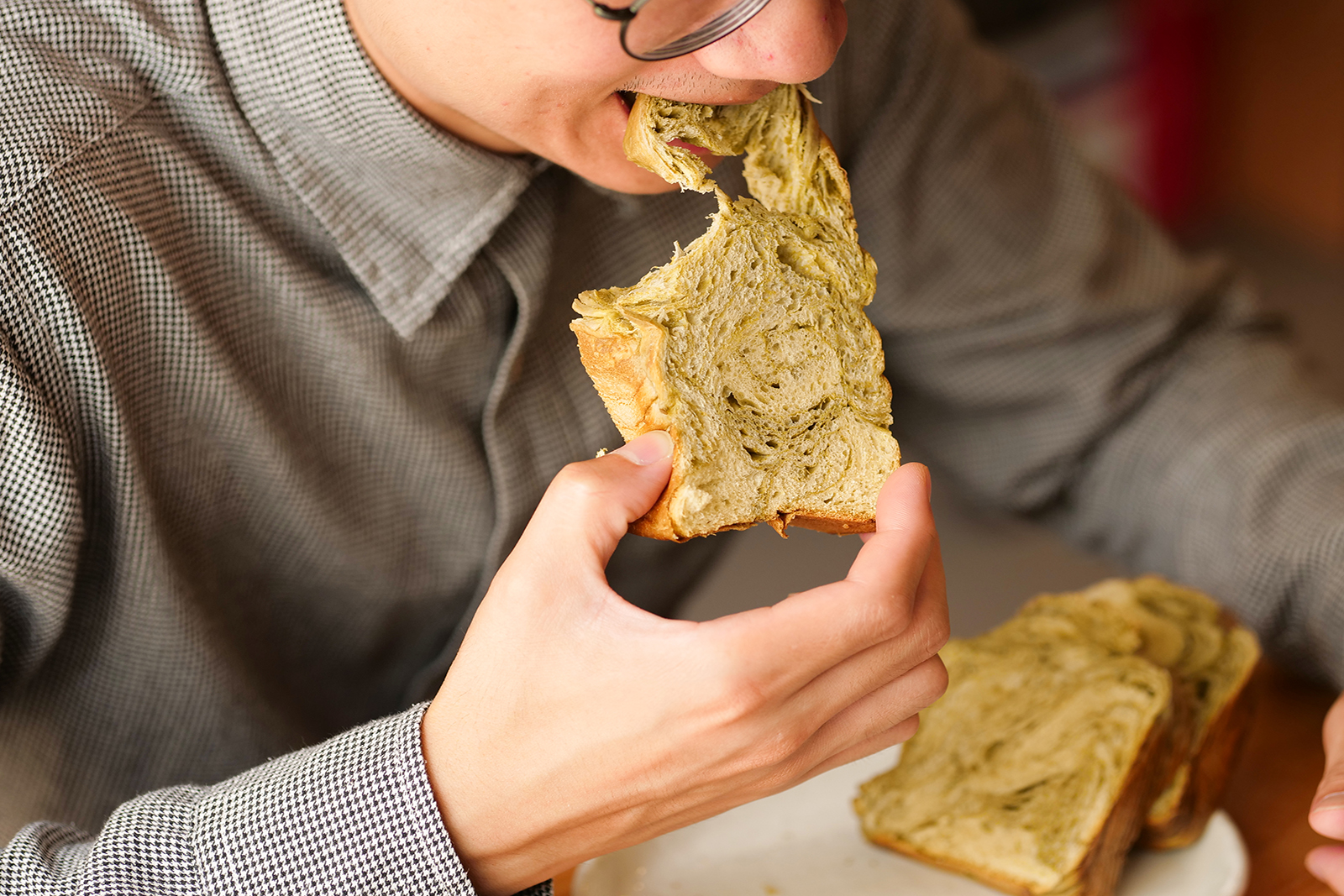 上班族早餐如何吃得健康?搭配豆漿，營養更均衡!  眾所皆知常見的中式早餐都非常油膩，舉凡燒餅夾蛋、飯糰都是熱量較高的早餐選擇；同樣地，西式早餐，例如蛋餅、漢堡，種類更多，熱量也不容小覷，但營養師指出，若這些常見的早餐搭配「豆漿」，可以獲取足夠的蛋白質達到飲食的營養均衡，而禾乃川國產豆製所除了常見的純濃黃豆漿還有黑豆漿的選擇，濃度將近10度的濃純香，來自台灣土地的好味道，等您來品嚐! | 改變生命的豆漿店