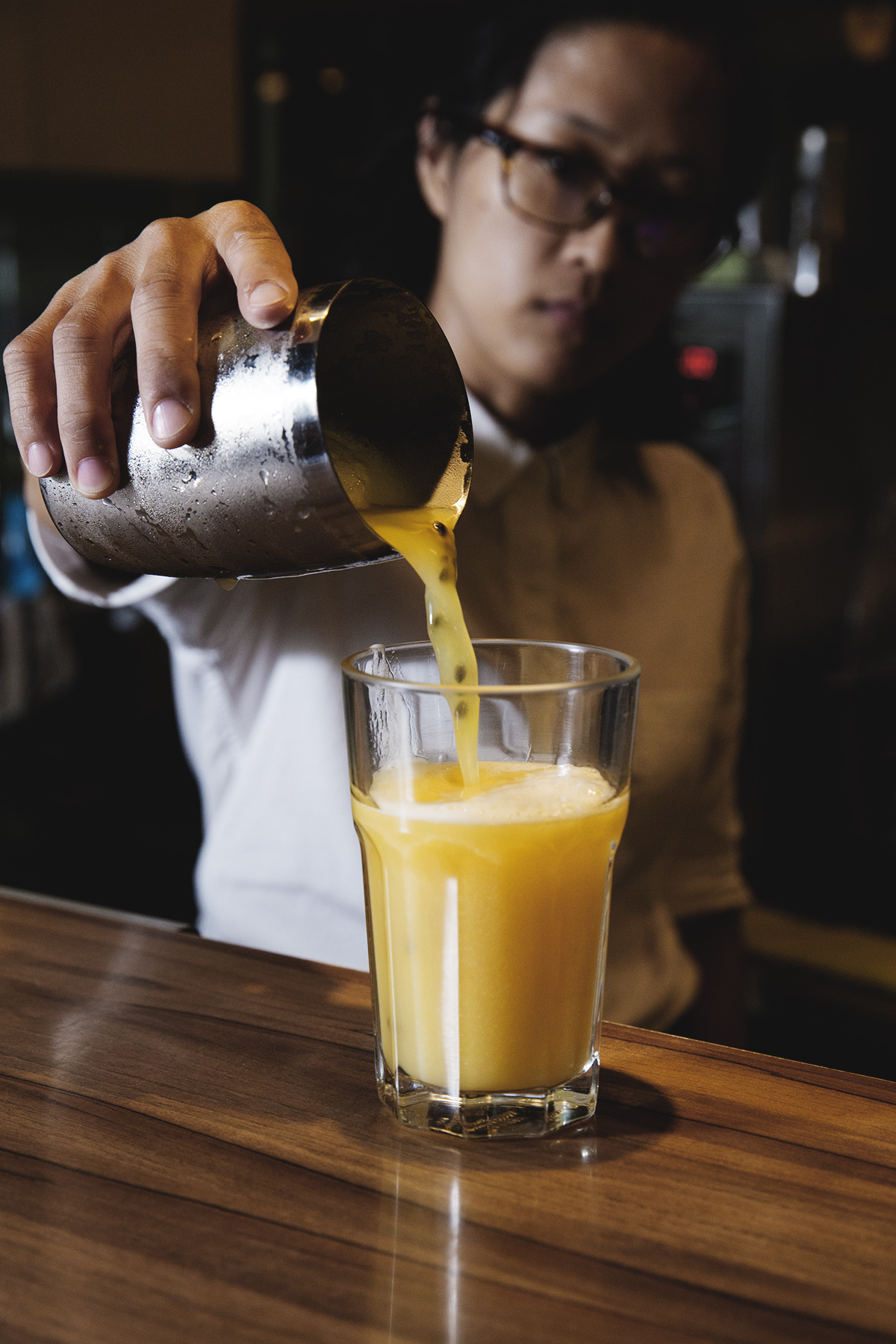 豆腐水果茶 製作手工豆腐過程中產生的天然鹼性豆腐水，有股淡淡的大豆香氣，加入純百香果一起攪拌，酸酸甜甜的清爽感是夏天必喝的消暑聖品！ | 甘樂食堂下午茶 | 古厝裡的美味時光