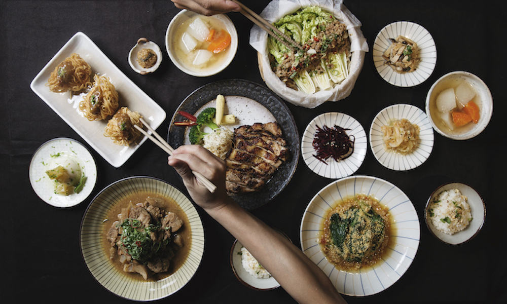 大地料理∞創意饗宴 農人辛勤的工作著，在台灣這塊土地上孕育出豐富優良的作物，每一項作物都代表了一則故事、一段歷史，各有各的精彩風味。  透過甘樂食堂使用手工豆腐及自製釀酵物搭配新鮮和特色食材，烹調出多樣的創意料理。 | 甘樂食堂 | 古厝裡的美味時光