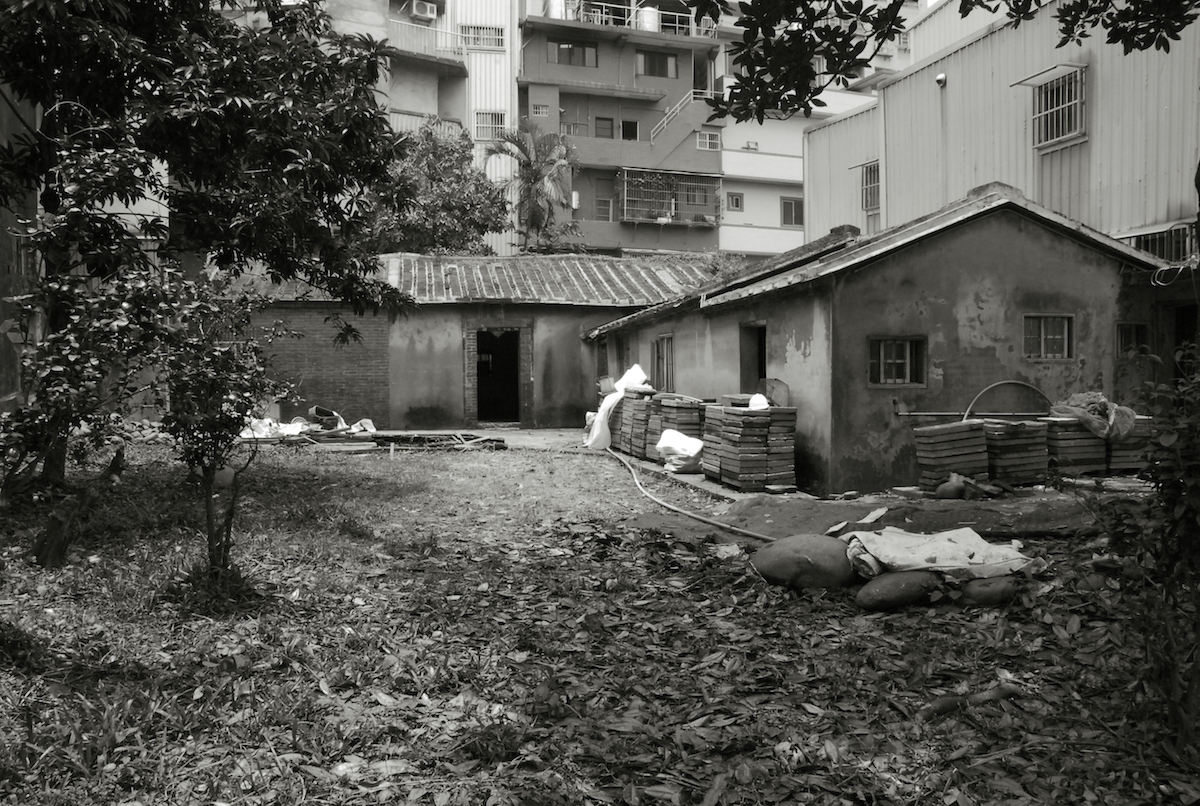 百年古厝 一群熱愛土地的返鄉、下鄉青年，在三峽老街旁經營起古厝藝文食堂、手工豆漿店、課後陪伴基地，串連工藝職人、社區夥伴，一起點燃三峽的地方活力。這是一個社會企業的實踐過程，啟動讓故鄉文化與產業生生不息、生意盎然的「生意」。 | 甘樂文創 | 甘之如飴，樂在其中