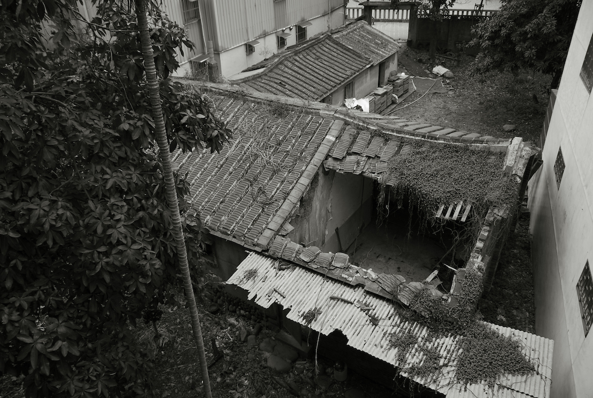 百年古厝 一群熱愛土地的返鄉、下鄉青年，在三峽老街旁經營起古厝藝文食堂、手工豆漿店、課後陪伴基地，串連工藝職人、社區夥伴，一起點燃三峽的地方活力。這是一個社會企業的實踐過程，啟動讓故鄉文化與產業生生不息、生意盎然的「生意」。 | 甘樂文創 | 甘之如飴，樂在其中