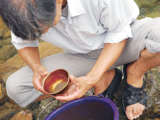 歲月橫流裡淘砂選金的老礦工 / 陳石成