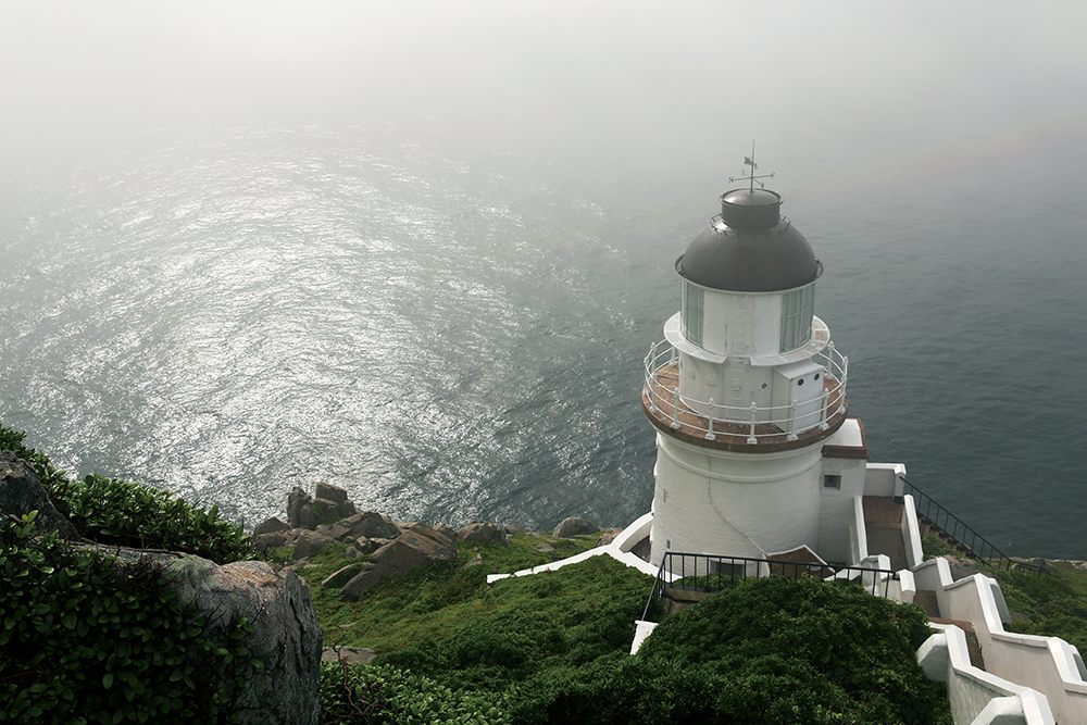 馬祖，國境之北，位於臺灣本島西北方的神祕島群，有著獨特的文化、自己的語言，經歷許多階段，造就出多樣的面貌，成為了今日的馬祖。馬祖給人的印象不再只是迷彩服的綠、軍事戰地的冰冷，昔日造就出的獨特文化為馬祖帶來今日豐富的觀光資源。甘樂誌團隊歷經8個小時的船程，在暖洋的搖籃中過夜，親自踏上馬祖的土地，揭開國境之北的神秘面紗，將在地的人、事、物透過文字與影像忠實的記錄下來。 | 甘樂誌 | 甘樂文創 | 甘之如飴，樂在其中