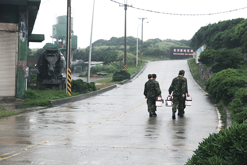 軍隊的駐守帶來了許多軍人，也創造出許多消費需求，商店一間間的開張，生意隨著人潮蒸蒸日上，然而隨著兩岸局勢的變化，馬祖的軍事需求不復以往，裁軍政策的實施，導致駐守馬祖的軍隊逐年減少，帶走了許多人潮，店家生意大受影響，許多店家因此歇業或著轉型。位在北竿塘岐的得天泉澡堂，是早期因應營區缺乏完善衛浴設備而生的公共澡堂，營區設備提升之後，澡堂的需求日益降低，如今只剩下得天泉澡堂的鍋爐依舊燃燒著。 | 甘樂誌 | 甘樂文創 | 甘之如飴，樂在其中