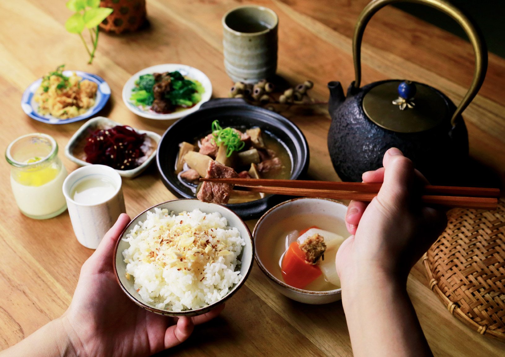 自家味噌野菇燉肉 以禾乃川手作味噌與味噌溜熬煮醬汁，加入豬肉與時令野菇細火慢燉，最後撒上青蔥點綴。 | 甘樂食堂 | 古厝裡的美味時光