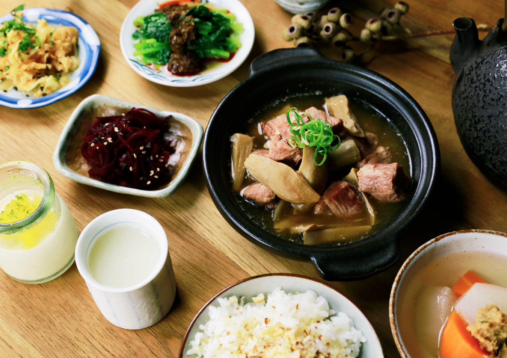 自家味噌野菇燉肉 以禾乃川手作味噌與味噌溜熬煮醬汁，加入豬肉與時令野菇細火慢燉，最後撒上青蔥點綴。 | 甘樂食堂 | 古厝裡的美味時光