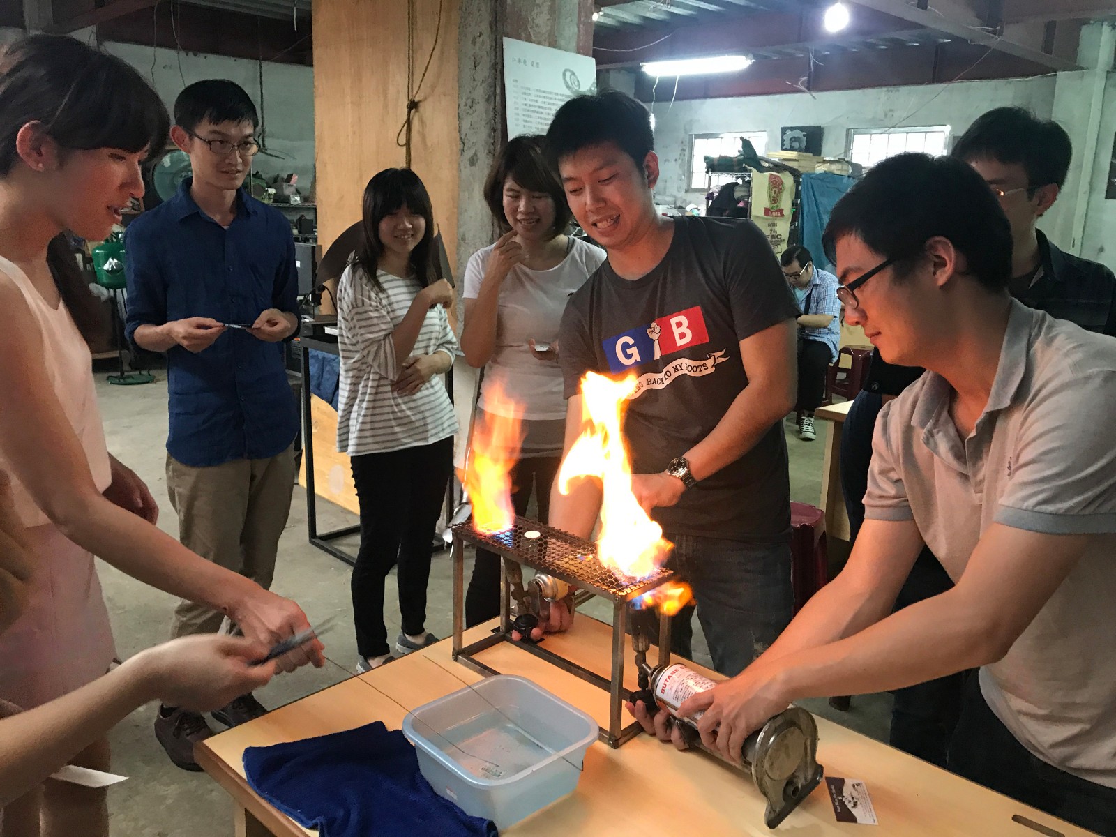 Miss Tzi-Wen Xue, the fire-playing girl of Sanxia, also developed an easy teaching method for travelers to use their creativity, design distinctive enamel accessories, and DIY experience the art passed down by our ancestors. | Taipei Cultural experience | CAN Culture