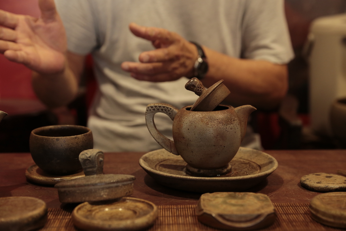 The teacher uses firewood for the kiln process of making pottery, which must be made in the mountains, so he said jokingly, “I often have to retreat to the mountains to cultivate my mind.”  | Taipei Cultural experience | CAN Culture