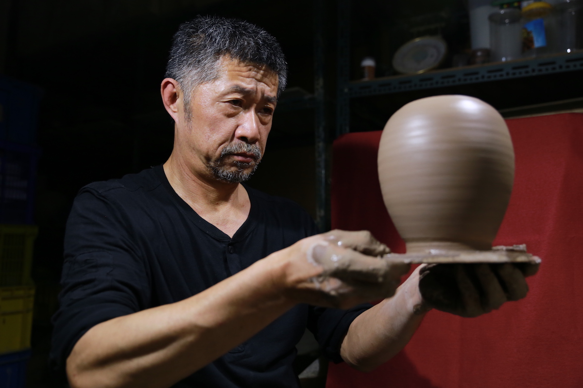 The teacher uses firewood for the kiln process of making pottery, which must be made in the mountains, so he said jokingly, “I often have to retreat to the mountains to cultivate my mind.”  | Taipei Cultural experience | CAN Culture