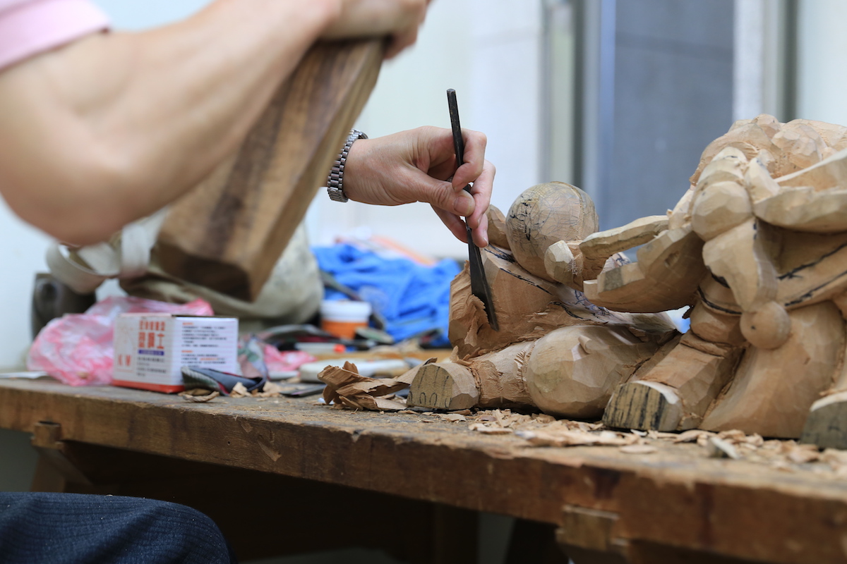 There is an inconspicuous store beside Qingshui Zushi Temple. As you walk into the store you’ll find that it is filled with wood carving artworks, especially works using lion, elephant, qilin and leopard as the main character  | Taipei Cultural experience | CAN Culture