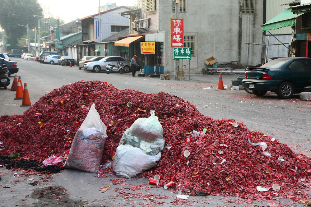 The people in Taiwan believe that collecting cracker papers from god greeting festivals can bring good luck. We recycled the scraps of the Plow Firecrackers set off during Beigang Mazu’s Pilgrimage in Sanxia, and they are made into the only “Plow Firecracker papers” in Taiwan by Goang Horng Shing Paper Mill in Puli Township.  | Taipei Cultural experience | CAN Culture