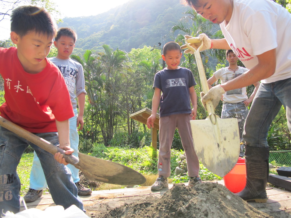 In 2006, I formed a Loofah Team at Youmu Elementary School and started growing loofah in campus with the children for them to learn farming and giving. We sold the loofahs and earned their tuitions and miscellaneous fees, school lunch fees and dream funds.  I also took the children to Lanyu, learned to compose proposals, plan tour itineraries and negotiate sponsorships, as well as accomplished my first cycling trip around the island.  | Taipei Cultural experience | CAN Culture, Art & Nature