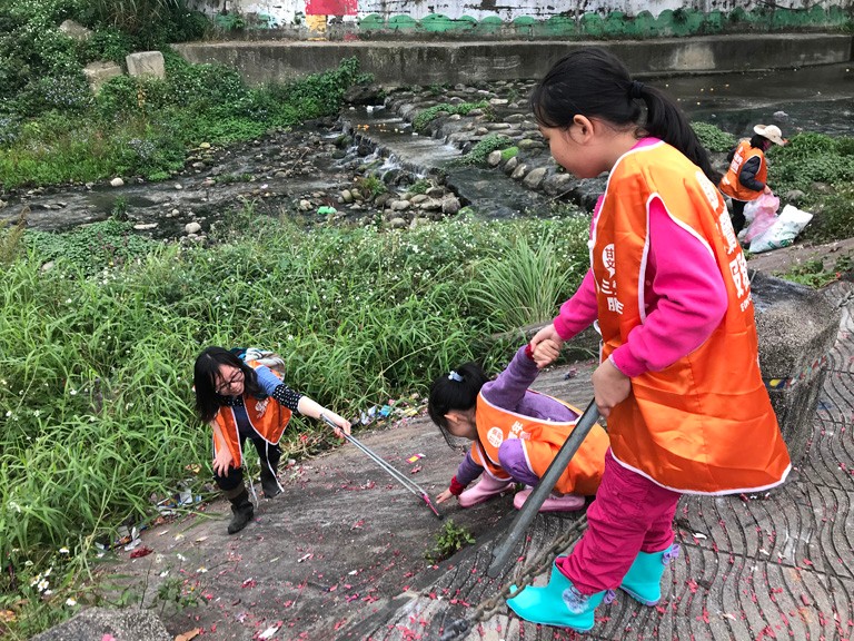 Weather: Cloudy   Number of people: 13  Hours: 1.5hrs  Achievements: 24 bags of garbage  River Clean-up Operation  Special Appreciation｜ 海湧工作室 - Hiin studio  | Taipei Cultural experience | CAN Culture