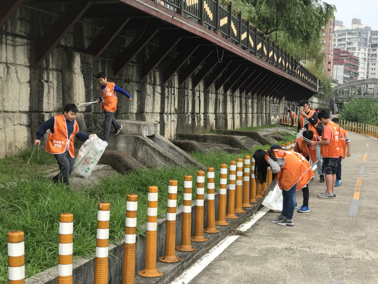 Welcome Taipei Kang Chiao Geography Olympiad Training Course to organize “2019 Winter Holiday Education Travel Activity" to lead children to study in the Sanxia, to know local traditional industries and shokunins through “Shokunin Tour”.    Finally, they also participated in the "River Clean-up Operation" to protect the environment and natural resources.  | Taipei Cultural experience | CAN Culture