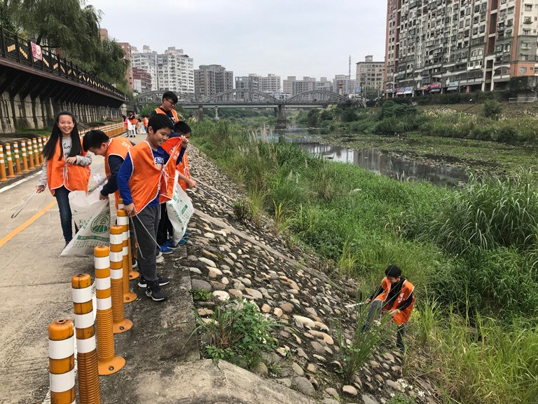 Welcome Taipei Kang Chiao Geography Olympiad Training Course to organize “2019 Winter Holiday Education Travel Activity" to lead children to study in the Sanxia, to know local traditional industries and shokunins through “Shokunin Tour”.    Finally, they also participated in the "River Clean-up Operation" to protect the environment and natural resources.  | Taipei Cultural experience | CAN Culture