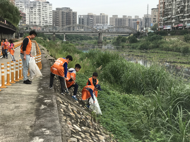 Welcome Taipei Kang Chiao Geography Olympiad Training Course to organize “2019 Winter Holiday Education Travel Activity" to lead children to study in the Sanxia, to know local traditional industries and shokunins through “Shokunin Tour”.    Finally, they also participated in the "River Clean-up Operation" to protect the environment and natural resources.  | Taipei Cultural experience | CAN Culture