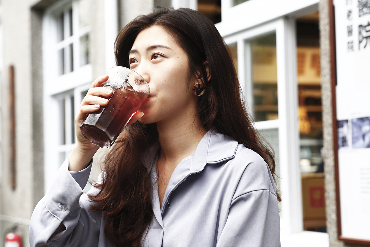 黑豆茶（水）是現今喜愛養生的朋友非常喜歡的一種健康飲料，更被大家封為養生聖品呢！除了零熱量，也富含多種營養成分，包含花青素、大豆異黃酮、大豆皂苷、維生素Ｅ、鎂、鉀等！ | 禾乃川國產豆製所 | 最有誠意的豆漿店