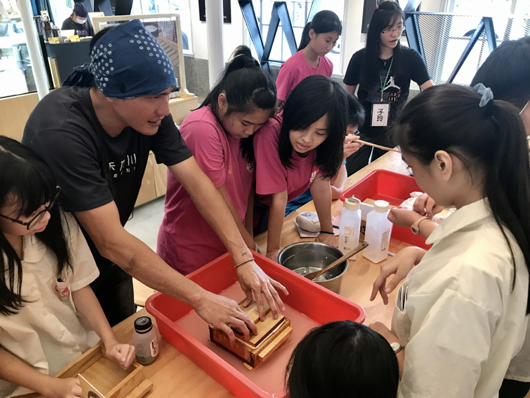 禾乃川國產豆製所秉持著製作最優質豆製品的精神，由豆腐職人介紹台灣國產非基改大豆，解說豆腐製作流程並讓學生體驗DIY動手做豆腐，利用手工壓模成形完成成品，最後一起試吃豆腐。 - 鹽滷豆腐體驗DIY -  | 合習聚落 | 甘樂文創 | 甘之如飴，樂在其中