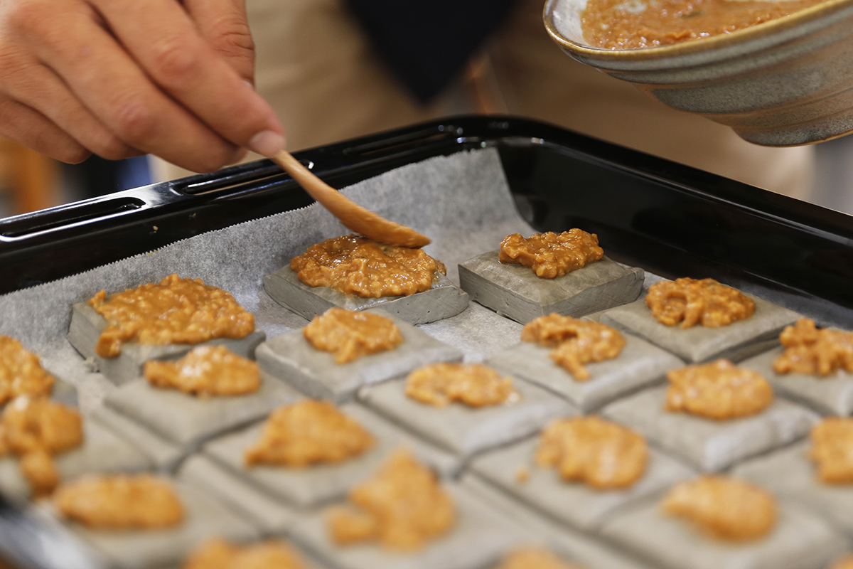 黃金抹醬擁有味噌的鹹甜香氣加上白芝麻以及黑豆豆干的綿密口感，搭配在一起，喜歡味噌料理的你，千萬不要錯過，作法方便簡單，禾乃川也一直以純天然無添加的堅持以及用心製作豆製品以及味噌，看著夥伴們吃的都津津有味的，在螢幕前的你趕快起身到廚房，一起做做看吧！ | 禾乃川國產豆製所 | 改變生命的豆漿店