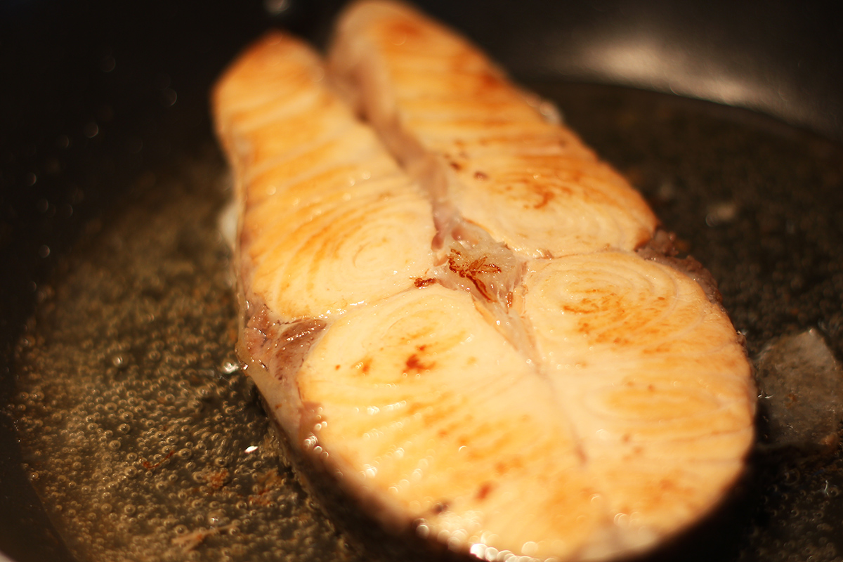步驟七：接著拿小碗調製特製醬料，這次使用的是味噌溜+蘿蔔泥+青蔥攪拌攪拌均勻淋在煎好的鮭魚上面。 | 禾乃川國產豆製所 | 改變生命的豆漿店