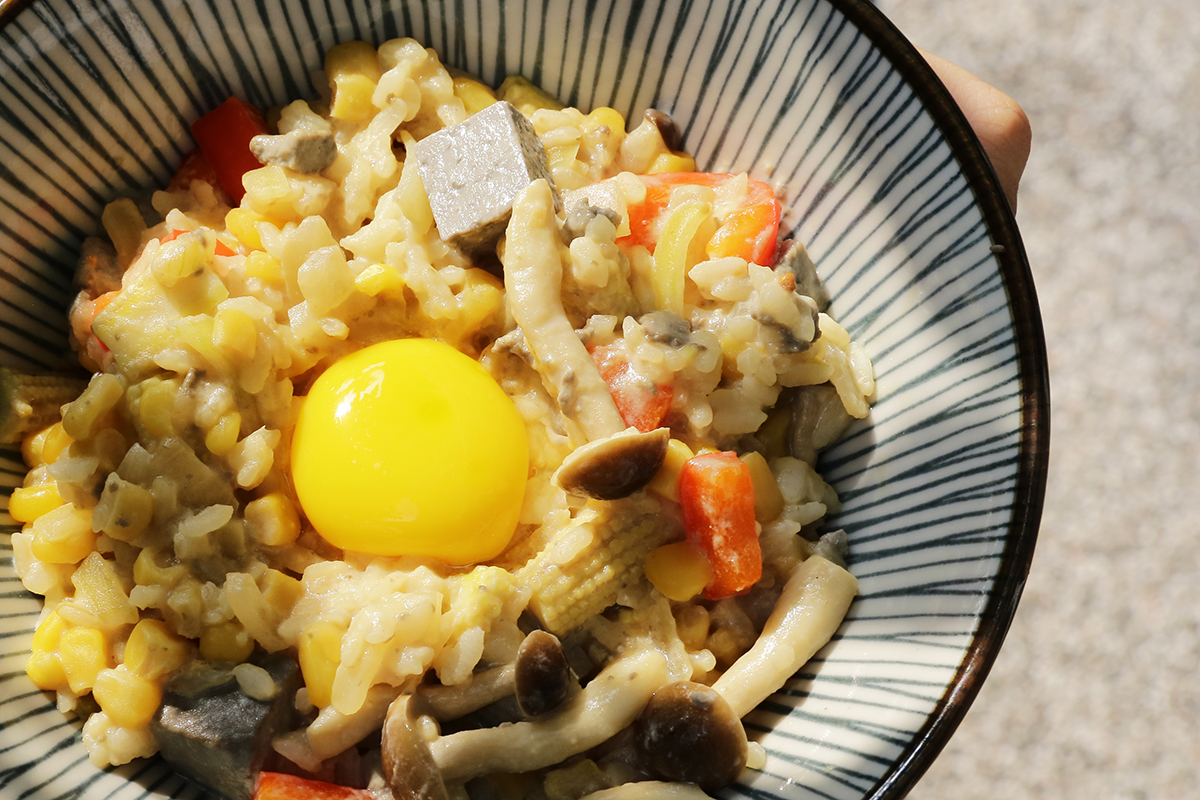 蔬菜豆腐豆漿燉飯｜需要準備的食材有 | 01 隔夜飯（1碗）  02 蛋（1顆）  03 紅甜椒（半顆）  04 豆漿（1杯）  05 玉米（1/3罐）  06 豆腐（半盒）  07 紅禧菇（1包）  08 玉米筍（5支）  09 洋蔥（半顆） | 禾乃川國產豆製所 | 改變生命的豆漿店