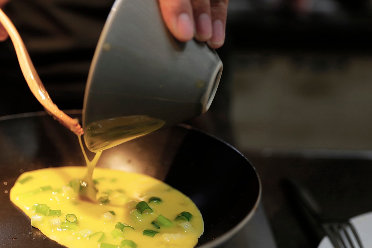 步驟一：把雞蛋和蔥，攪拌在一起！  步驟二：拿出豆皮切成可以放入鍋子的大小 | 禾乃川國產豆製所 | 改變生命的豆漿店