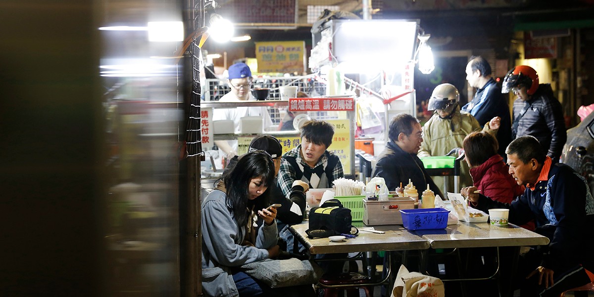 「我來自高雄，家裡也是做美食生意，所以啊，這是我從小到大的興趣，你問我為什麼要賣水餃啊，就是興趣啊，做了會開心的事情，但真的很累，我每天都要包四千顆水餃，還要一大早起來準備餡料，但看到顧客吃的開心一切值得，而且我嫁來三峽，做了二十幾年都跟美食有關的工作，想要做好的料理，所以在去年決定自己開店，雖然累但我會堅持下去！」水餃阿姨笑著說。 | 甘樂文創 | 甘之如飴，樂在其中