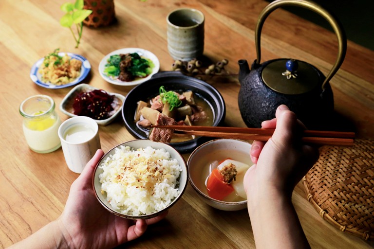 大地料理  以自產豆製品與釀酵物為底蘊的大地料理，讓食材決定食物的味道。  以自然農法器做本土飛機改大豆，用心製作，天然健康的濃醇豆製品。並選用日本300多年味噌老店的優良菌種「糀」（kouji），再以花蓮羅山臺灣白米培養成甘樂專屬的米麴以古法釀酵，製作出味噌、鹽麴、味醂、甘酒、清酒、酒粕......等，這些日本傳統天然釀酵食物，結合國產小農豆製品。靈活運用在每一道料理的調味中，成就出單純樸實的「糀の味」。  | 甘樂文創 | 甘之如飴，樂在其中