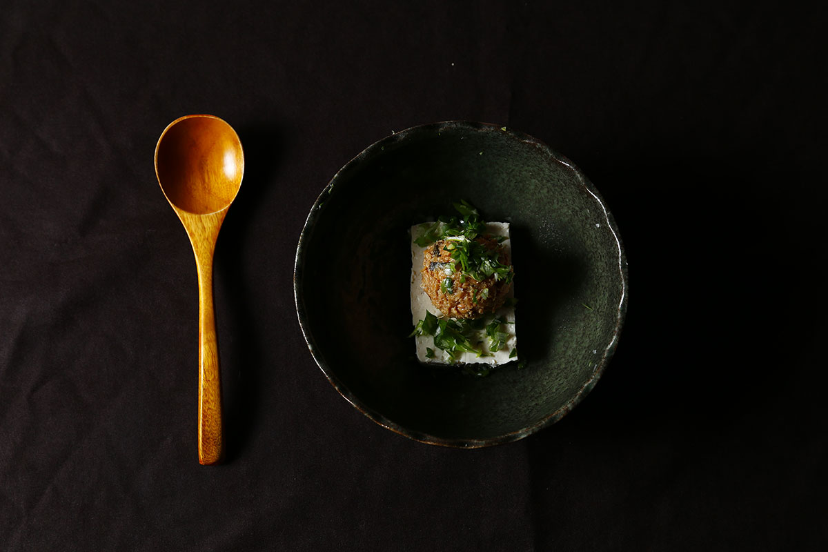 深夜暖心味噌湯  食材 ｜ 深夜味噌1湯匙、熱水  製作方法 ｜ 深夜味噌加入些許熱水攪拌，簡單的深夜美食，即可上桌！也可以加入豆腐和蔥花，營養升級！ | 禾乃川國產豆製所 | 甘樂文創 | 甘之如飴，樂在其中