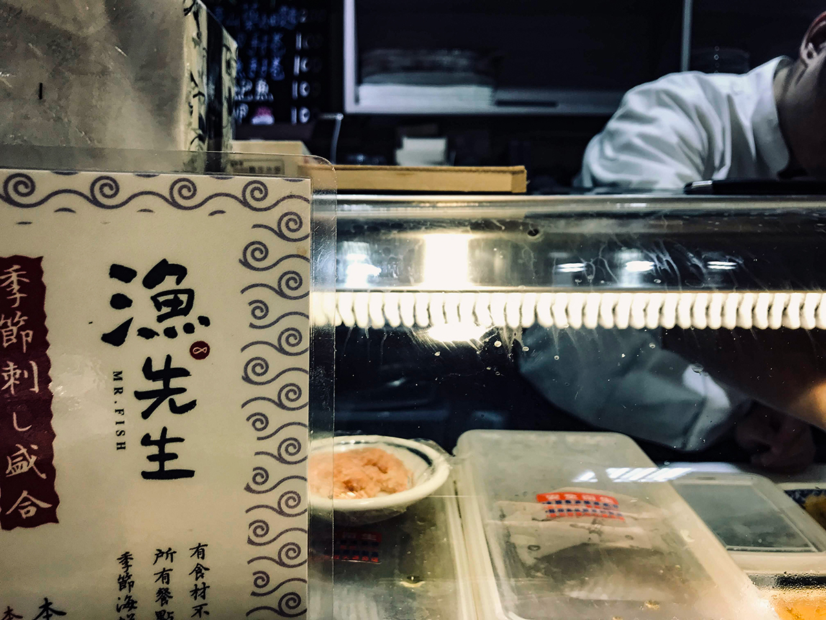 At dusk, the corner of the sunset market is still lively. With the warm yellow light, this is Mr. Fish, which is a small stall located in Sanxia Sunset Market.  | Taipei Cultural experience | CAN Culture