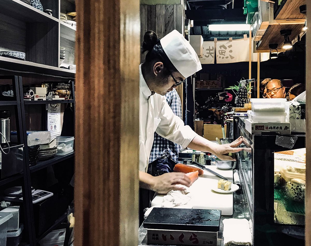 At dusk, the corner of the sunset market is still lively. With the warm yellow light, this is Mr. Fish, which is a small stall located in Sanxia Sunset Market.  | Taipei Cultural experience | CAN Culture