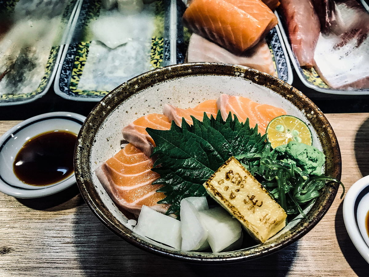 At dusk, the corner of the sunset market is still lively. With the warm yellow light, this is Mr. Fish, which is a small stall located in Sanxia Sunset Market.  | Taipei Cultural experience | CAN Culture