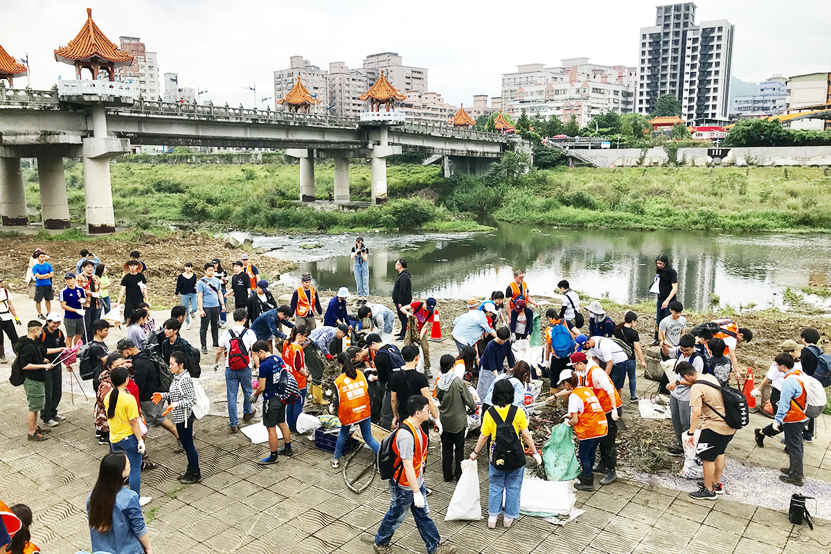 The severe river pollution made the local youth from Sanxia propose the solution through sharing economy.  The River Clean-up Operation initiated by the THE CAN has a history for almost a decade; more than 100 sessions for river clean-up have been held, which called upon more than 3,000 people to jointly participated. Through years of efforts spent, it managed to arouse many people's local awareness and land recognition toward the land, which also picked up a lot of wastes that the Sanxia River would not be able to accommodate.  | Taipei Cultural experience | CAN Culture, Art & Nature