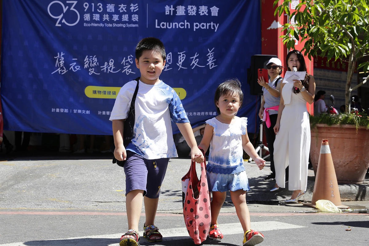 The severe river pollution made the local youth from Sanxia propose the solution through sharing economy.  The River Clean-up Operation initiated by the THE CAN has a history for almost a decade; more than 100 sessions for river clean-up have been held, which called upon more than 3,000 people to jointly participated. Through years of efforts spent, it managed to arouse many people's local awareness and land recognition toward the land, which also picked up a lot of wastes that the Sanxia River would not be able to accommodate.  | Taipei Cultural experience | CAN Culture, Art & Nature