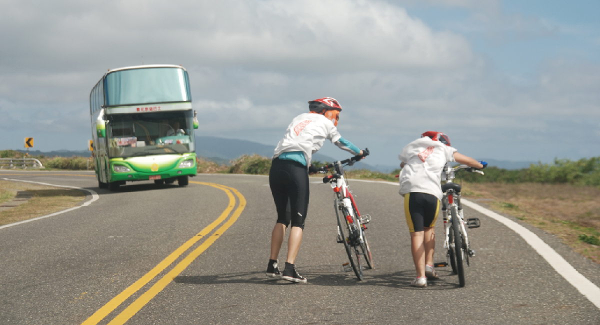 During summer in 2019, Grass Book House and Grass Function School organized the cycling around island project for the 4th year. Starting from Tamsui, team members would travel around the island along the west coast, which was a self-challenge with a total length of 1,012km and 2 weeks. At the departure ceremony, it also invited parents to write down words of wishes on special bands that are tied to the bicycles as wishes to children. Many team members felt touched and hugged each other to show encouragement. The island trip was kicked off with such warm scene.  | Taipei Cultural experience | CAN Culture, Art & Nature