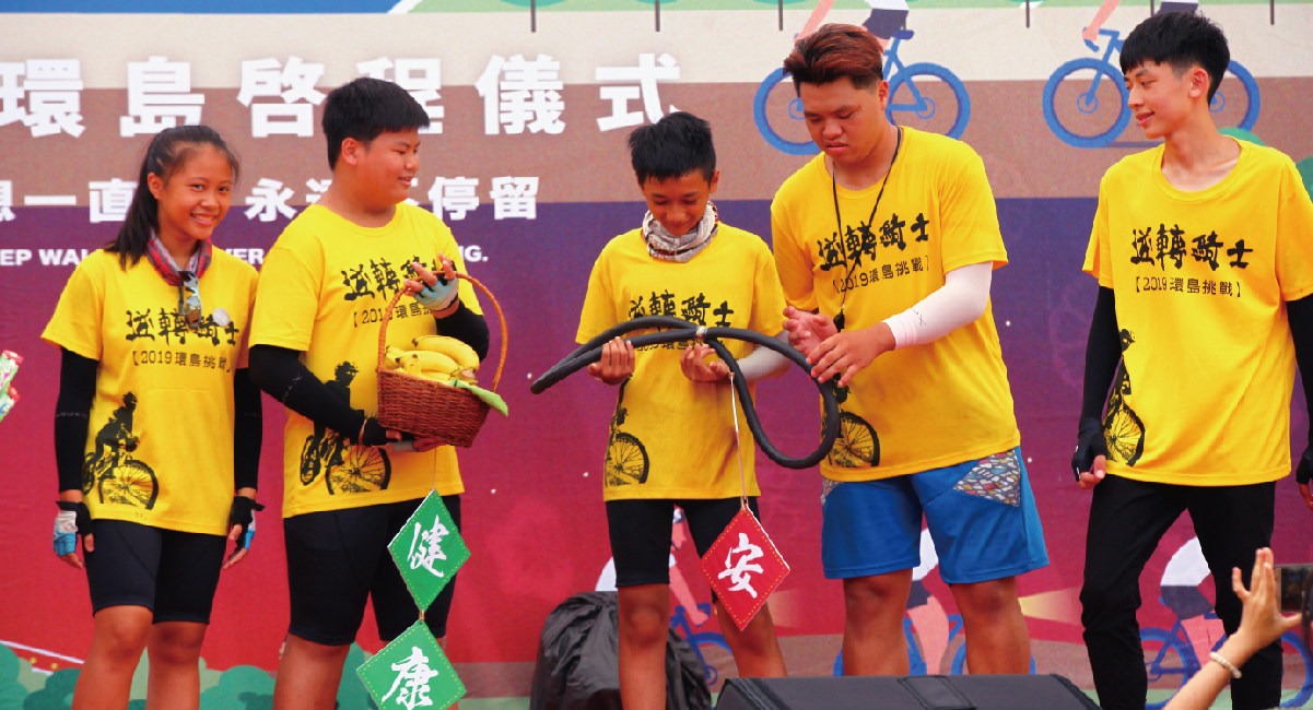 During summer in 2019, Grass Book House and Grass Function School organized the cycling around island project for the 4th year. Starting from Tamsui, team members would travel around the island along the west coast, which was a self-challenge with a total length of 1,012km and 2 weeks. At the departure ceremony, it also invited parents to write down words of wishes on special bands that are tied to the bicycles as wishes to children. Many team members felt touched and hugged each other to show encouragement. The island trip was kicked off with such warm scene.  | Taipei Cultural experience | CAN Culture, Art & Nature