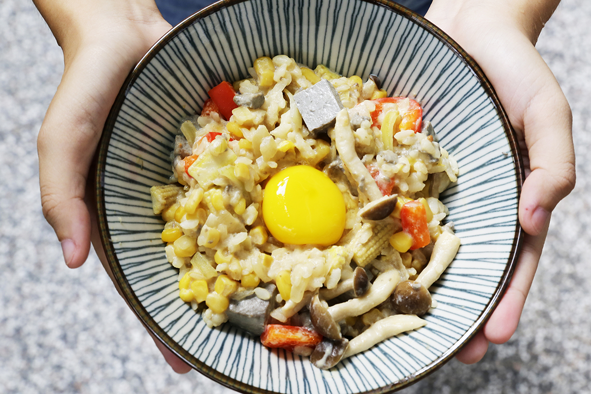 蔬菜豆漿豆腐燉飯｜首先要準備的食材有｜01 隔夜飯（1碗） 02 蛋（1顆） 03 紅甜椒（半顆） 04 豆漿（1杯） 05 玉米（1/3罐） 06 豆腐（半盒） 07 紅禧菇（1包） 08 玉米筍（5支） 09 洋蔥（半顆） | 改變生命的豆漿店