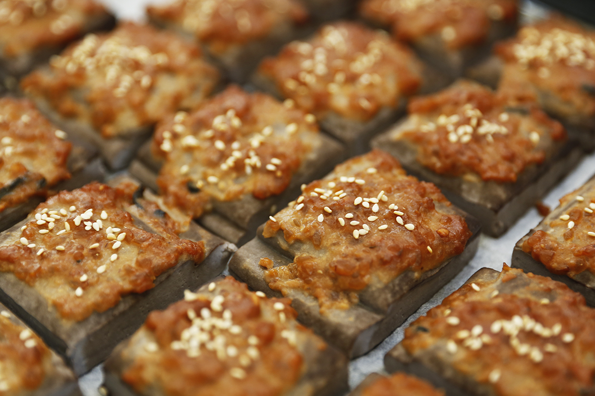 烤黑豆干佐黃金味噌抹醬   ｜首先要準備的食材有｜01 鹽鹵黑豆干/黃豆干 02 金味噌 03 味噌溜 04 香油 05 白芝麻  06 花生醬（可依個人喜好添加） | 改變生命的豆漿店