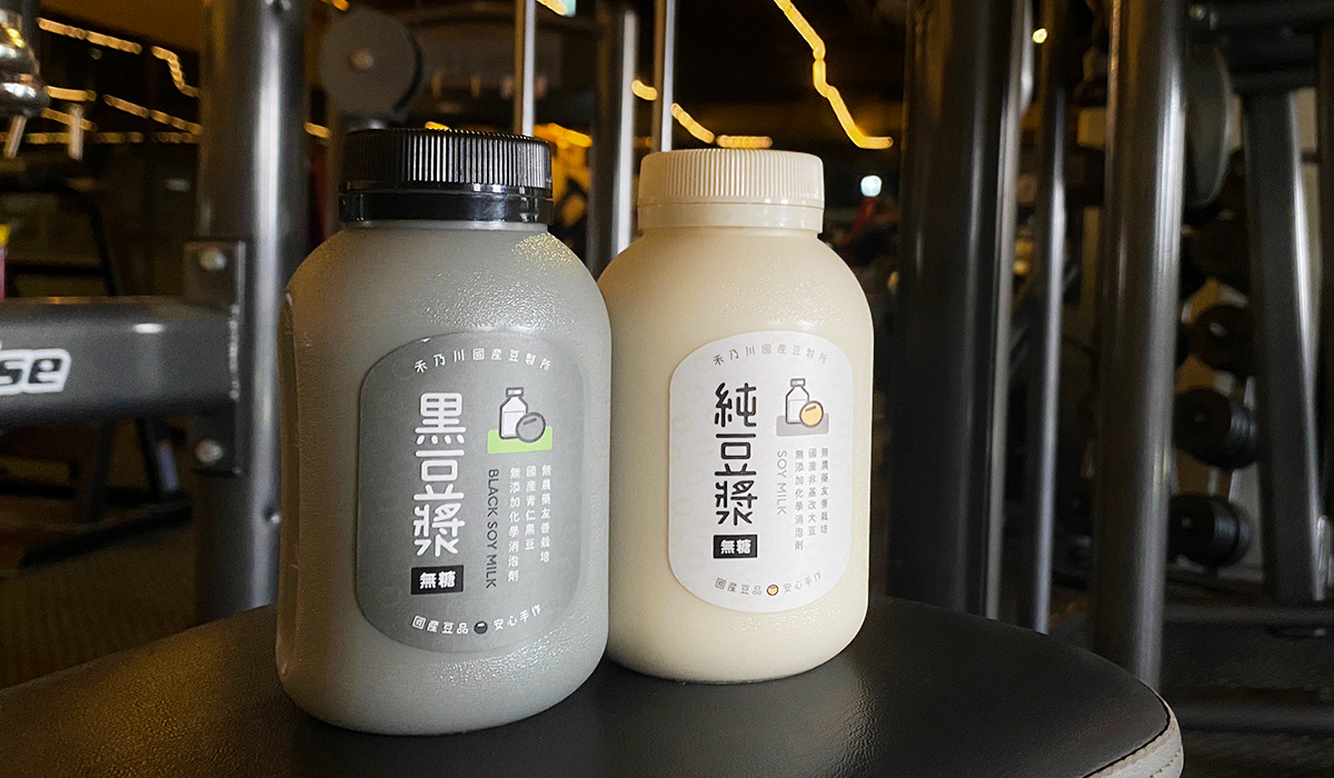 最常見的大家都會在運動後喝豆漿補充蛋白質，以及補充一些碳水化合物！而運動後，最好的選擇就是來一杯含糖豆漿！在台灣國家標準，每一百毫升的豆漿需要含有2.6%以上的蛋白質含量，禾乃川的純濃豆漿則有4.2％的蛋白質含量！ | 改變生命的豆漿店